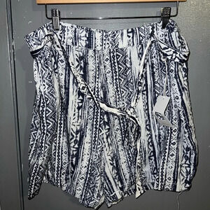 STYLE Me NWT size XL blue & white shorts with tie and pockets fun Aztec design